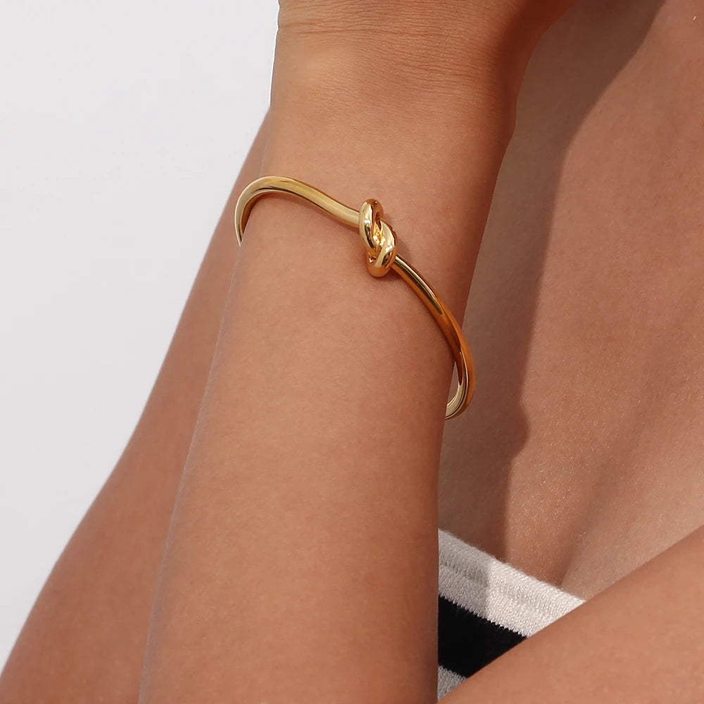 Noéline Knot Cuff